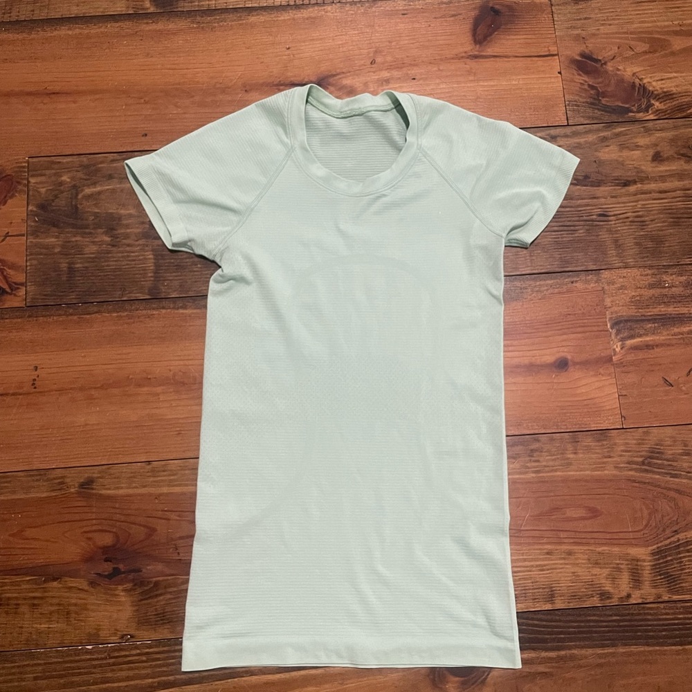 LIGHT GREEN SWIFTLY TECH SIZE 2 (small deodorant stain on armpit not noticeable)